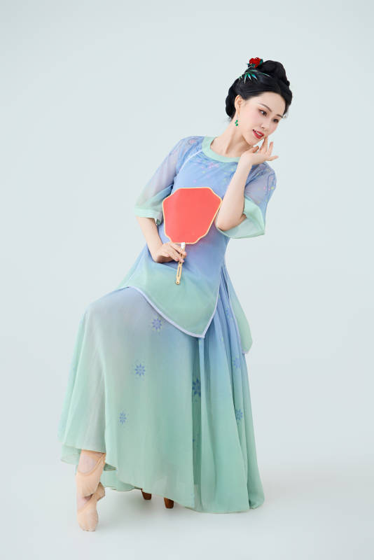 穿着中式古典服饰表演古典舞的美丽舞者