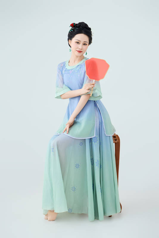 穿着中式古典服饰表演古典舞的美丽舞者