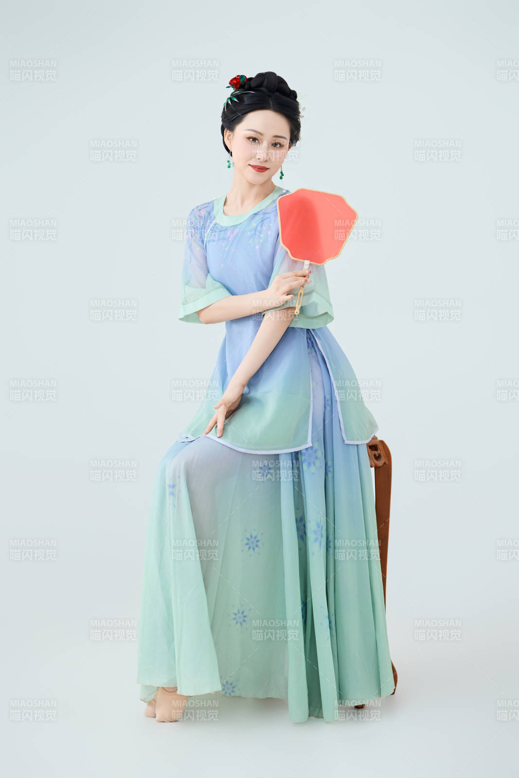 穿著中式古典服飾表演古典舞的美麗舞者