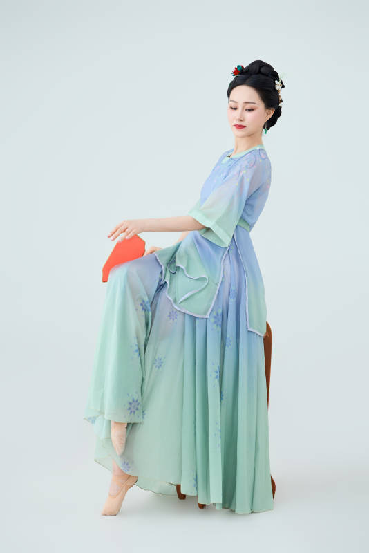 穿着中式古典服饰表演古典舞的美丽舞者