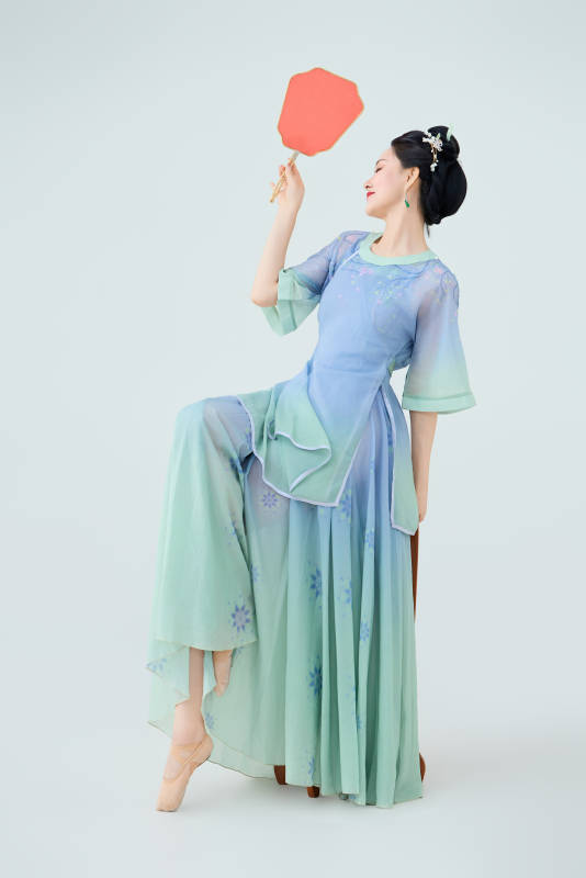 穿着中式古典服饰表演古典舞的美丽舞者