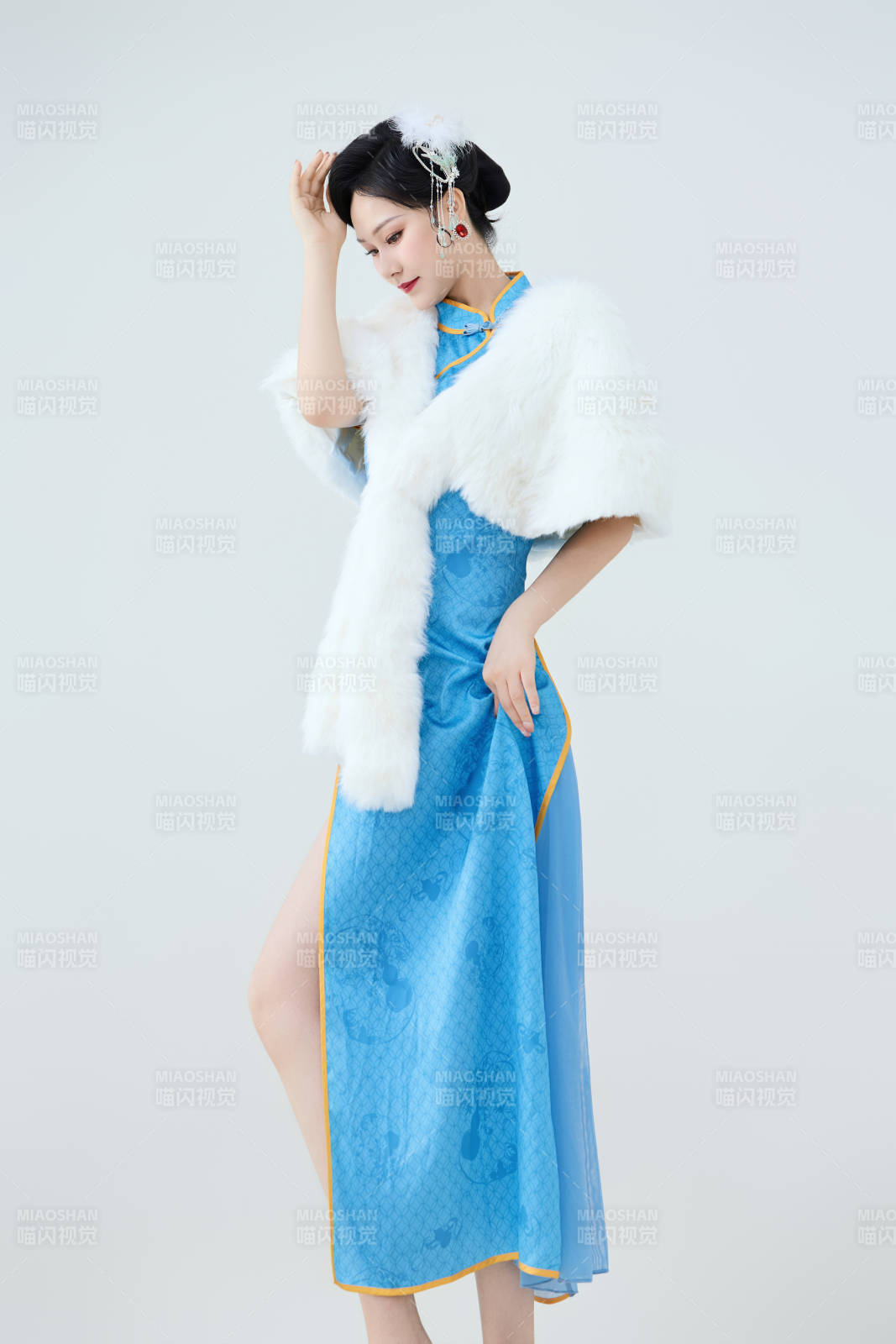 穿著中國中式旗袍表演舞蹈的美麗舞者