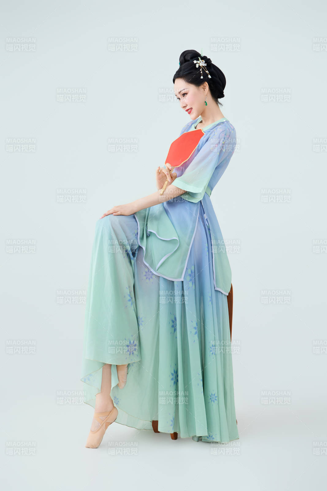 穿着中式古典服饰表演古典舞的美丽舞者