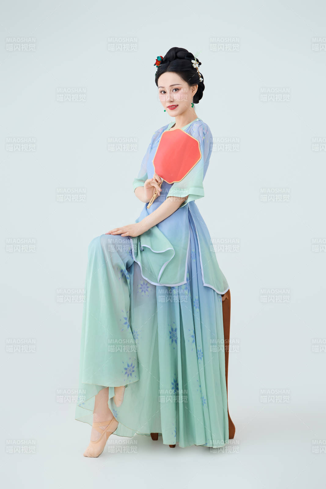 穿着中式古典服饰表演古典舞的美丽舞者