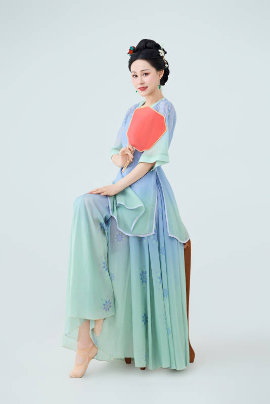 穿着中式古典服饰表演古典舞的美丽舞者