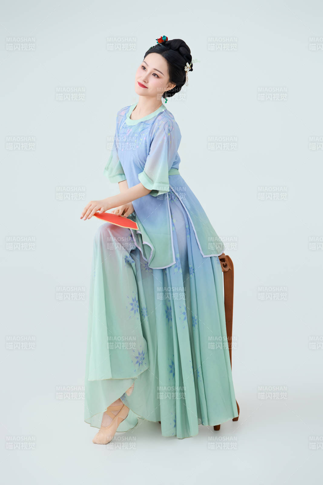 穿着中式古典服饰表演古典舞的美丽舞者