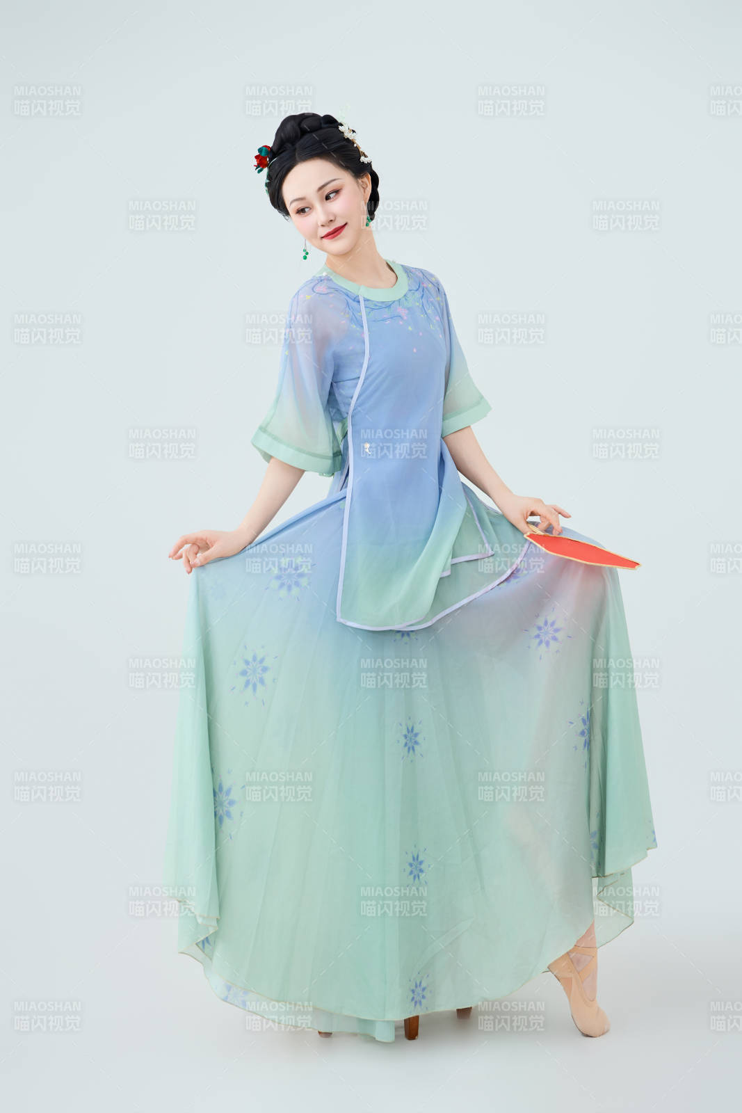 穿着中式古典服饰表演古典舞的美丽舞者