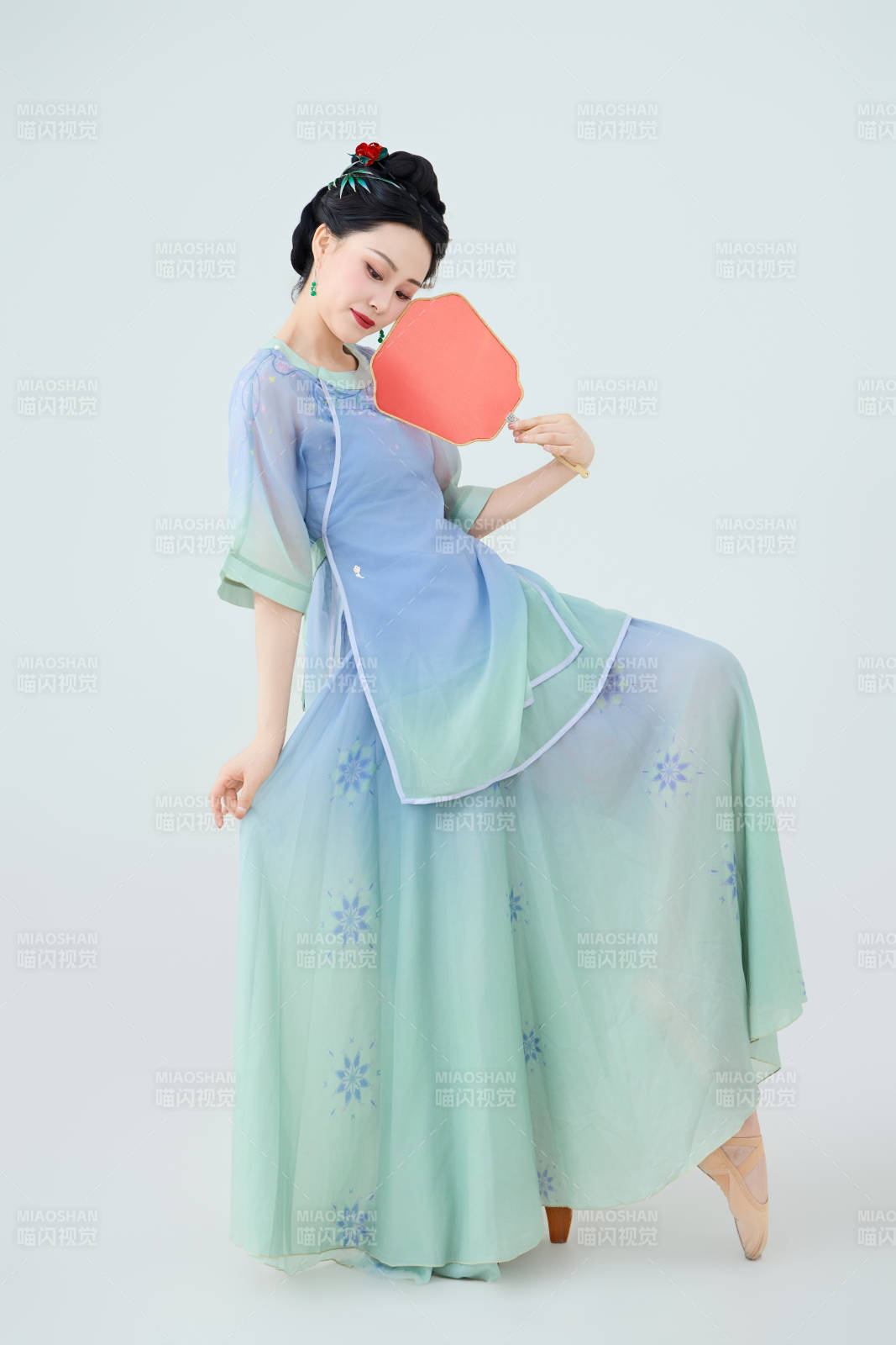 穿着中式古典服饰表演古典舞的美丽舞者