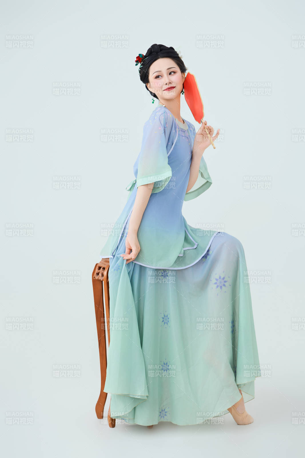 穿著中式古典服飾表演古典舞的美麗舞者