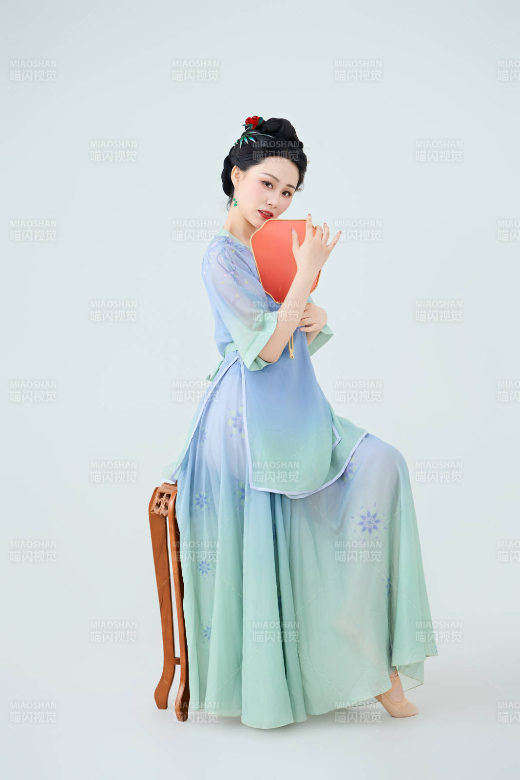 穿着中式古典服饰表演古典舞的美丽舞者图片