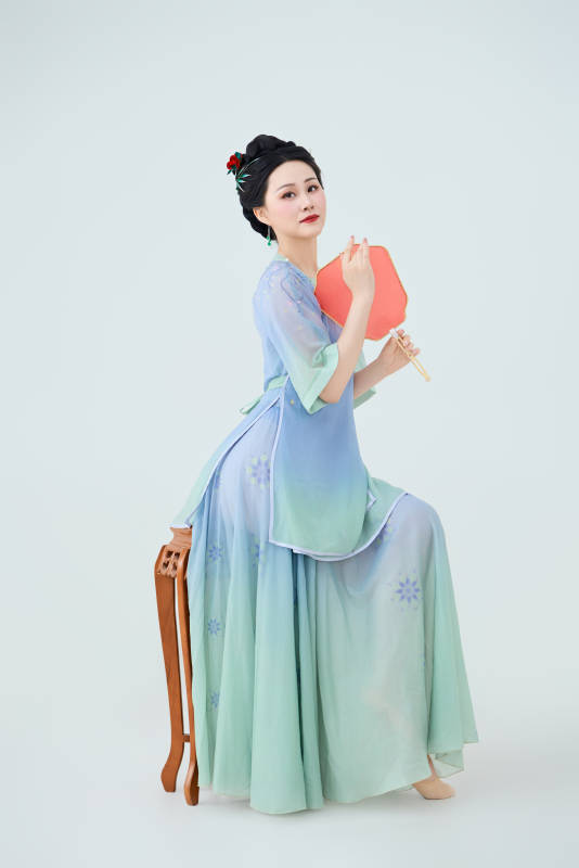 穿着中式古典服饰表演古典舞的美丽舞者