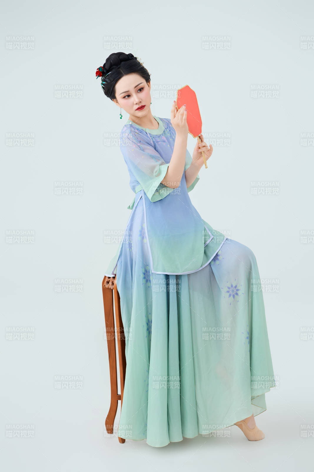 穿着中式古典服饰表演古典舞的美丽舞者