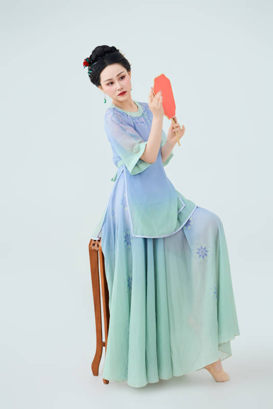 穿着中式古典服饰表演古典舞的美丽舞者