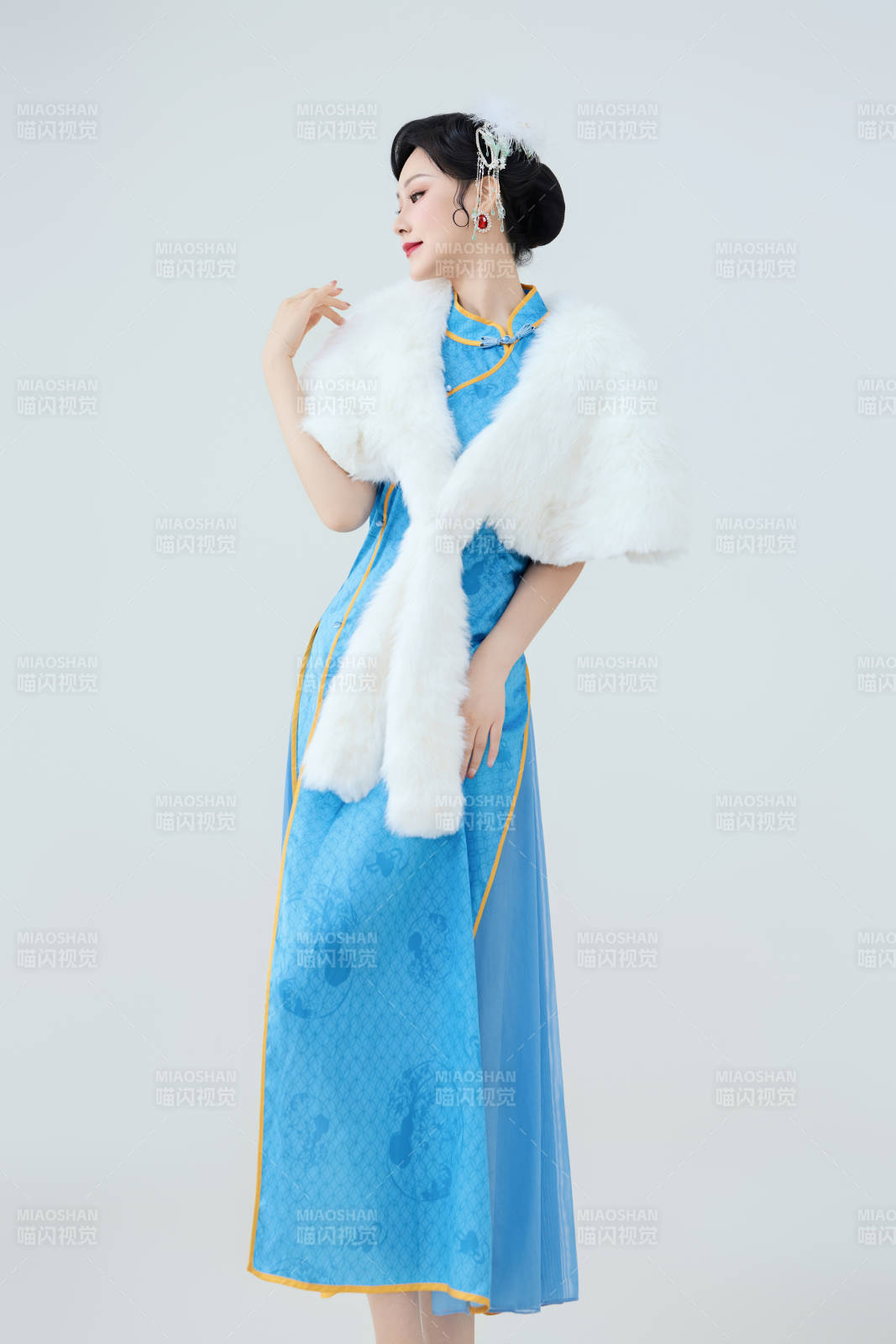 穿着中国中式旗袍表演舞蹈的美丽舞者