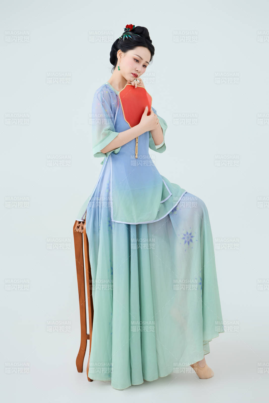 穿着中式古典服饰表演古典舞的美丽舞者