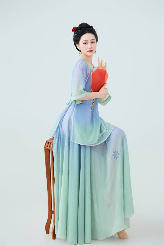 穿着中式古典服饰表演古典舞的美丽舞者