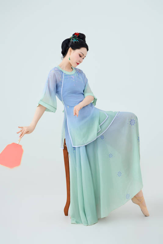 穿着中式古典服饰表演古典舞的美丽舞者