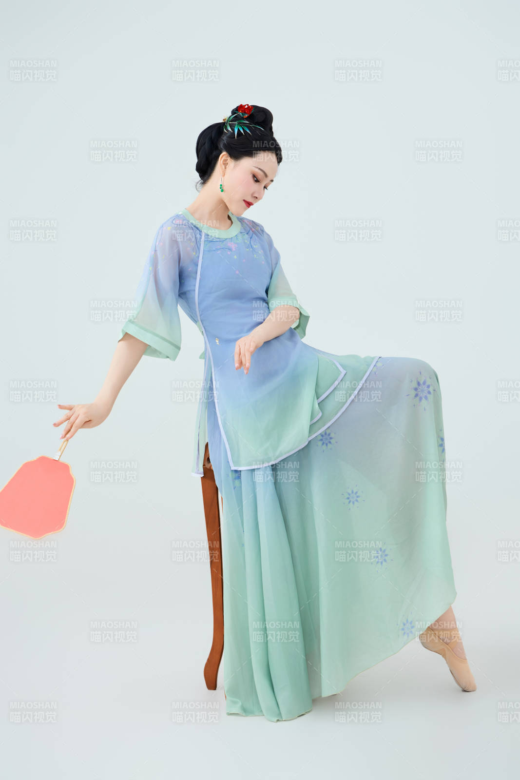 穿着中式古典服饰表演古典舞的美丽舞者