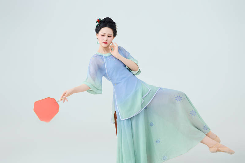 穿着中式古典服饰表演古典舞的美丽舞者