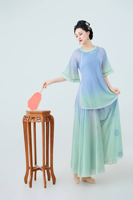 穿着中式古典服饰表演古典舞的美丽舞者