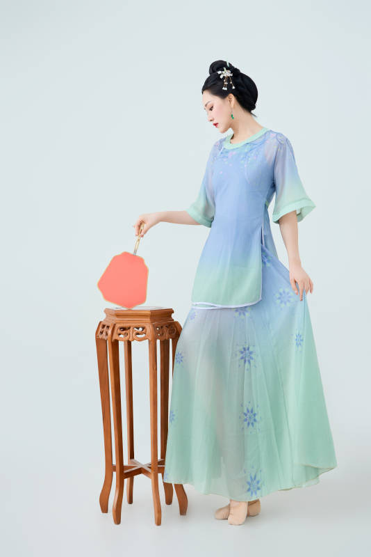 穿著中式古典服飾表演古典舞的美麗舞者