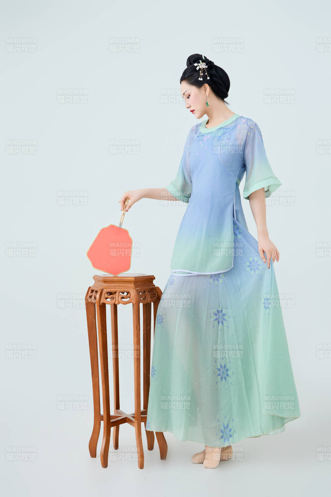 穿着中式古典服饰表演古典舞的美丽舞者