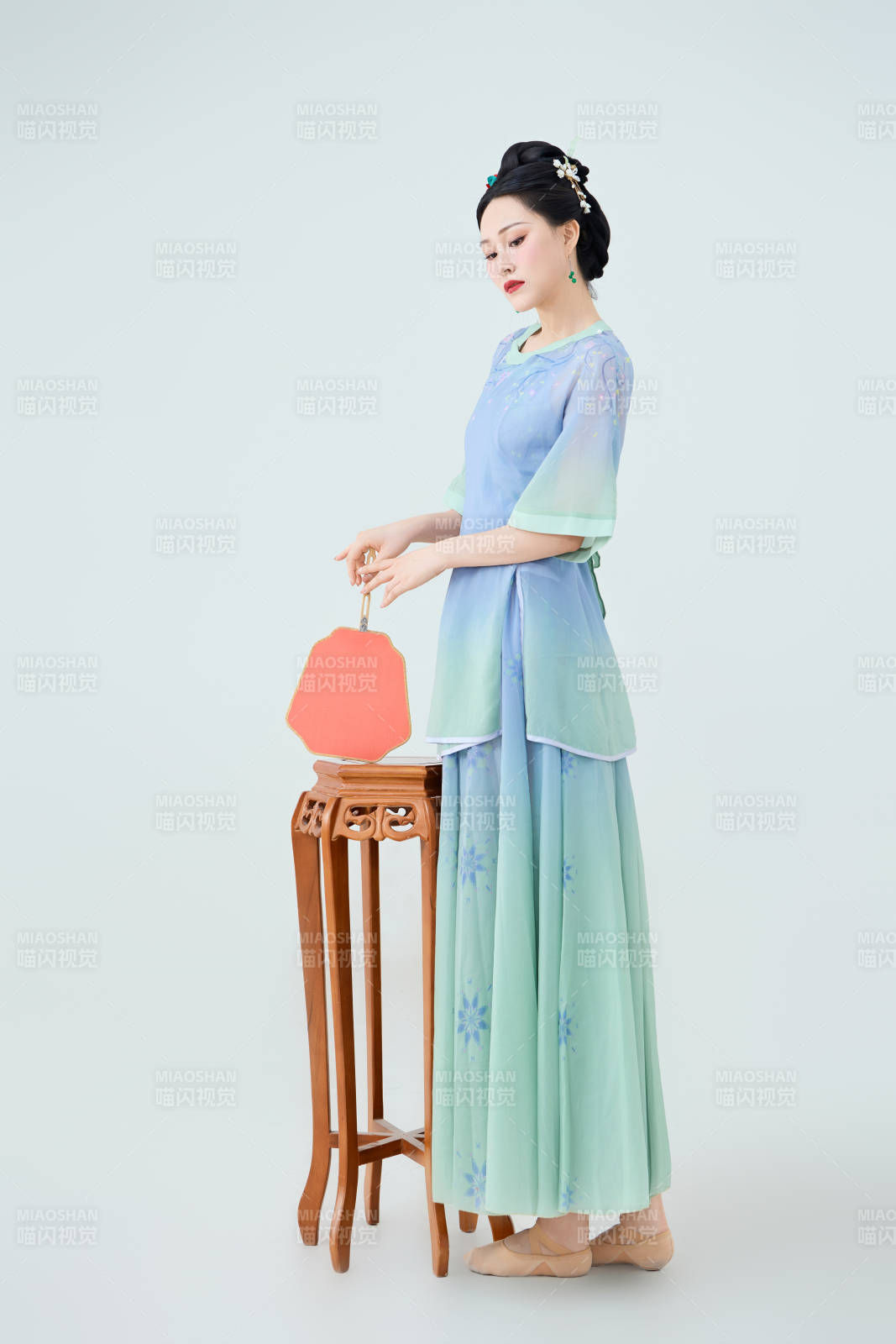 穿着中式古典服饰表演古典舞的美丽舞者