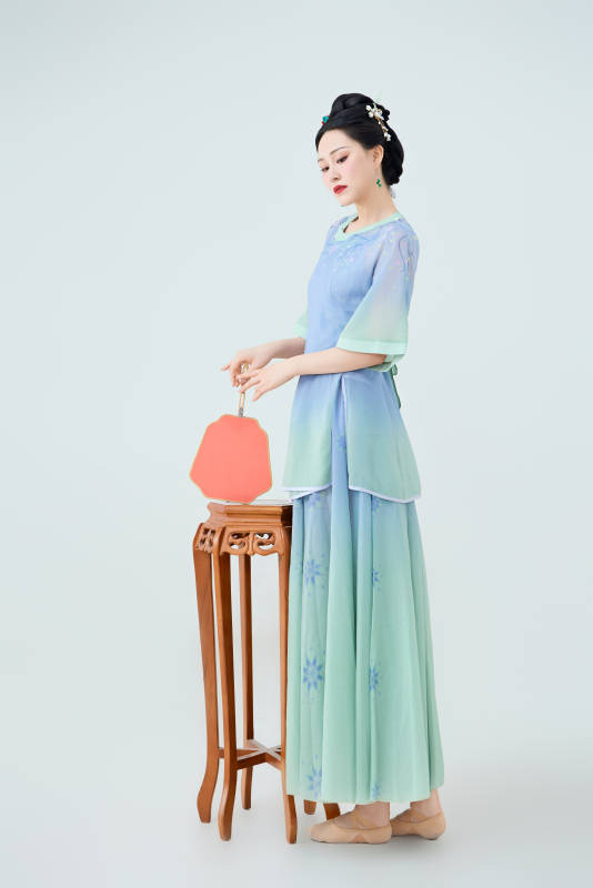 穿着中式古典服饰表演古典舞的美丽舞者