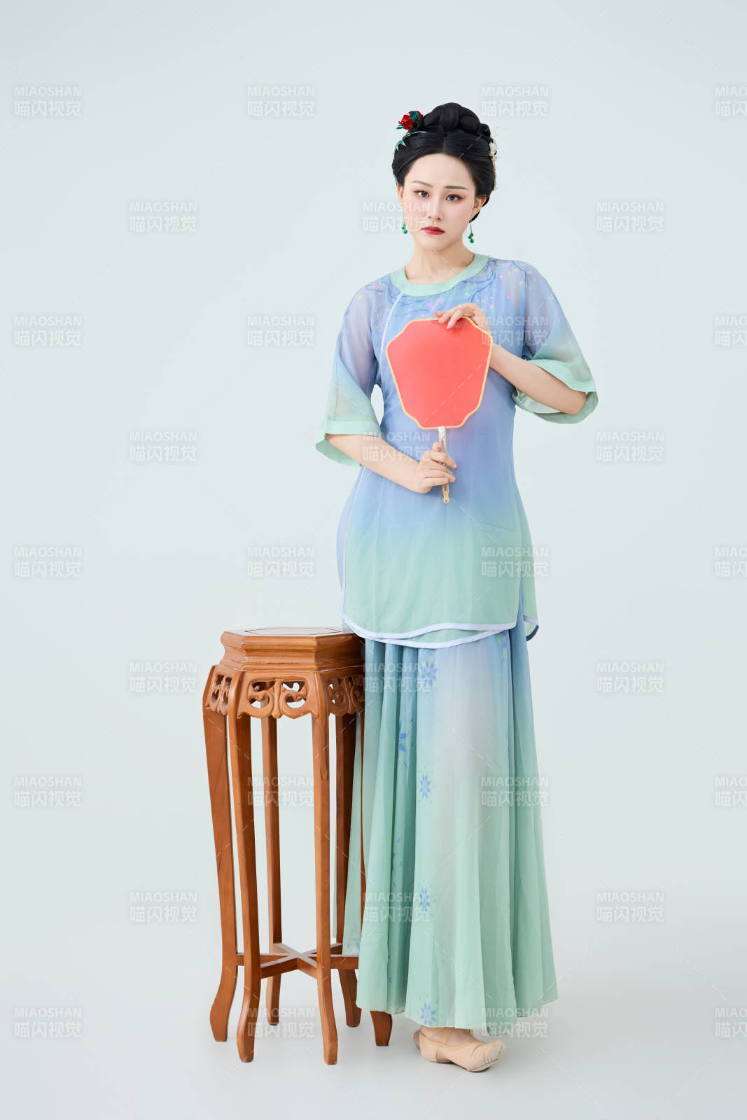 穿著中式古典服飾表演古典舞的美麗舞者-攝影圖