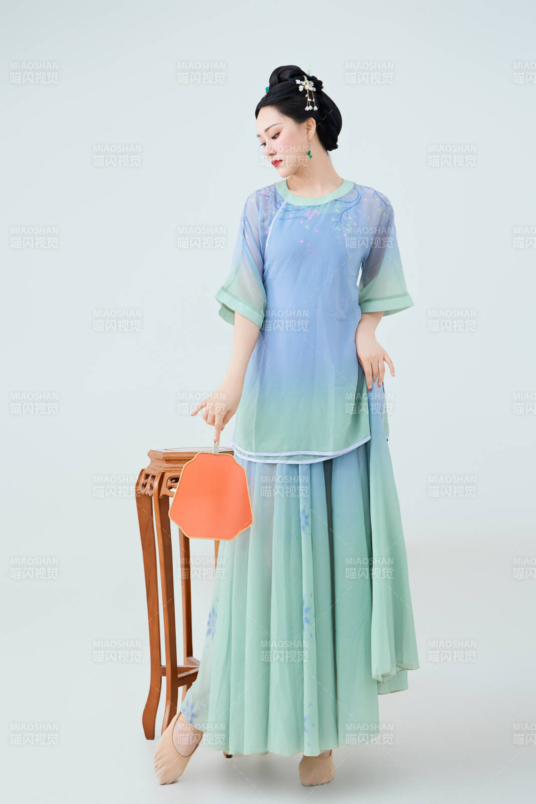 穿着中式古典服饰表演古典舞的美丽舞者