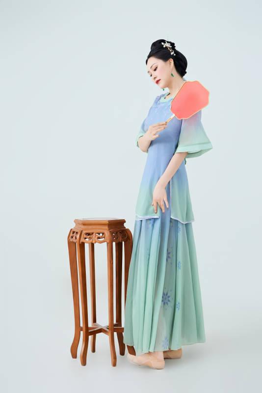 穿着中式古典服饰表演古典舞的美丽舞者