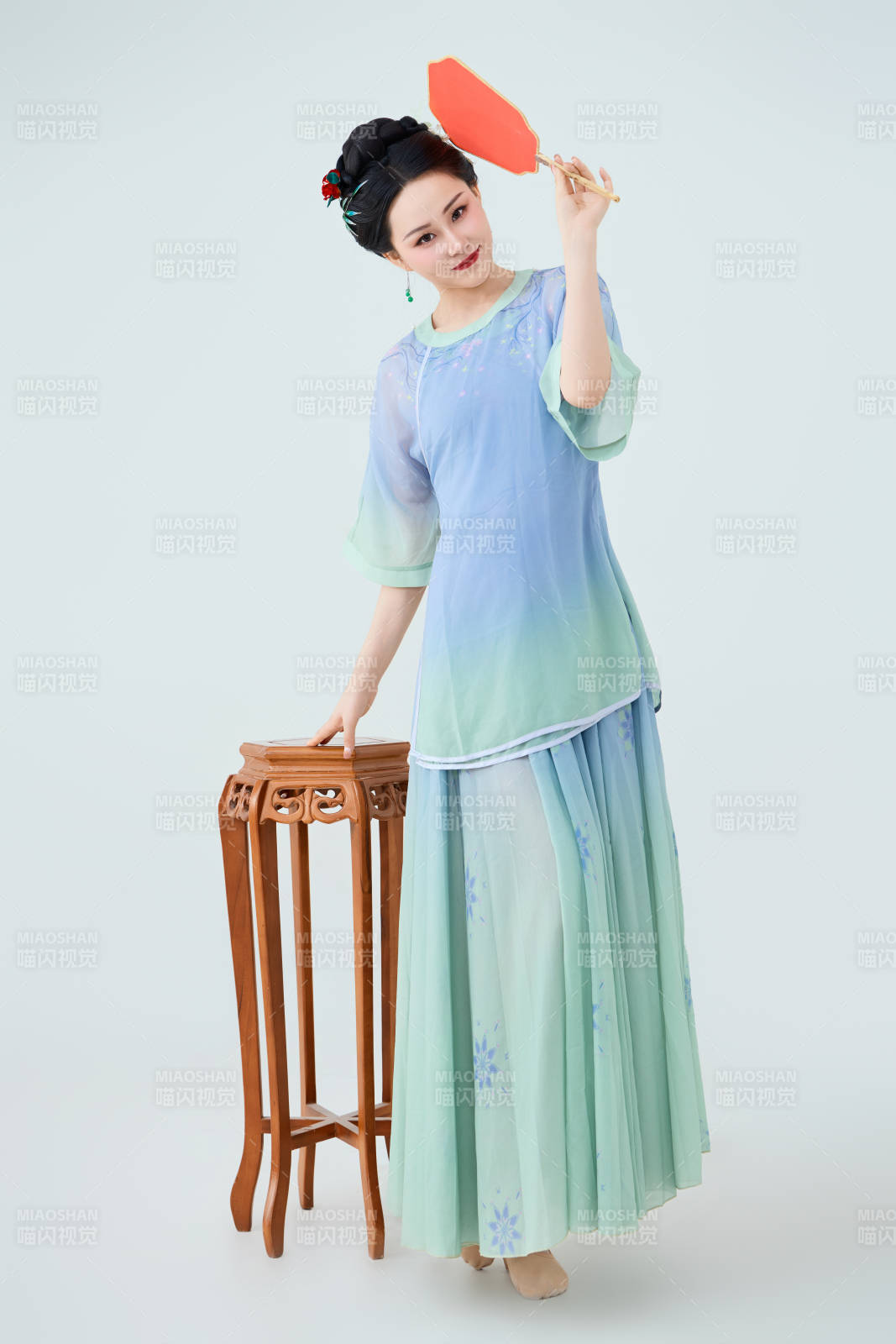 穿着中式古典服饰表演古典舞的美丽舞者