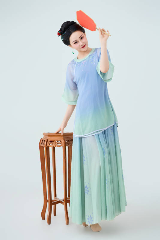 穿着中式古典服饰表演古典舞的美丽舞者