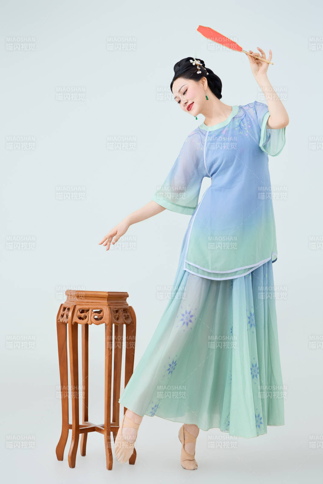 穿著中式古典服飾表演古典舞的美麗舞者-攝影圖