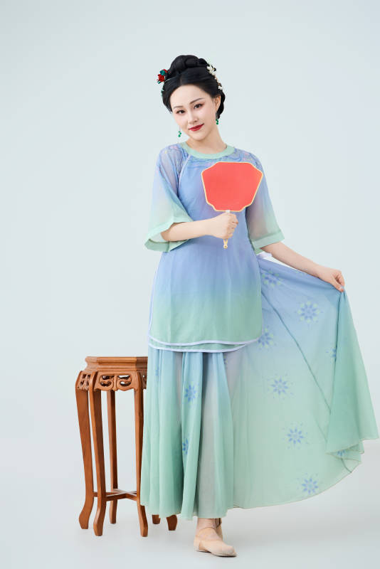 穿着中式古典服饰表演古典舞的美丽舞者