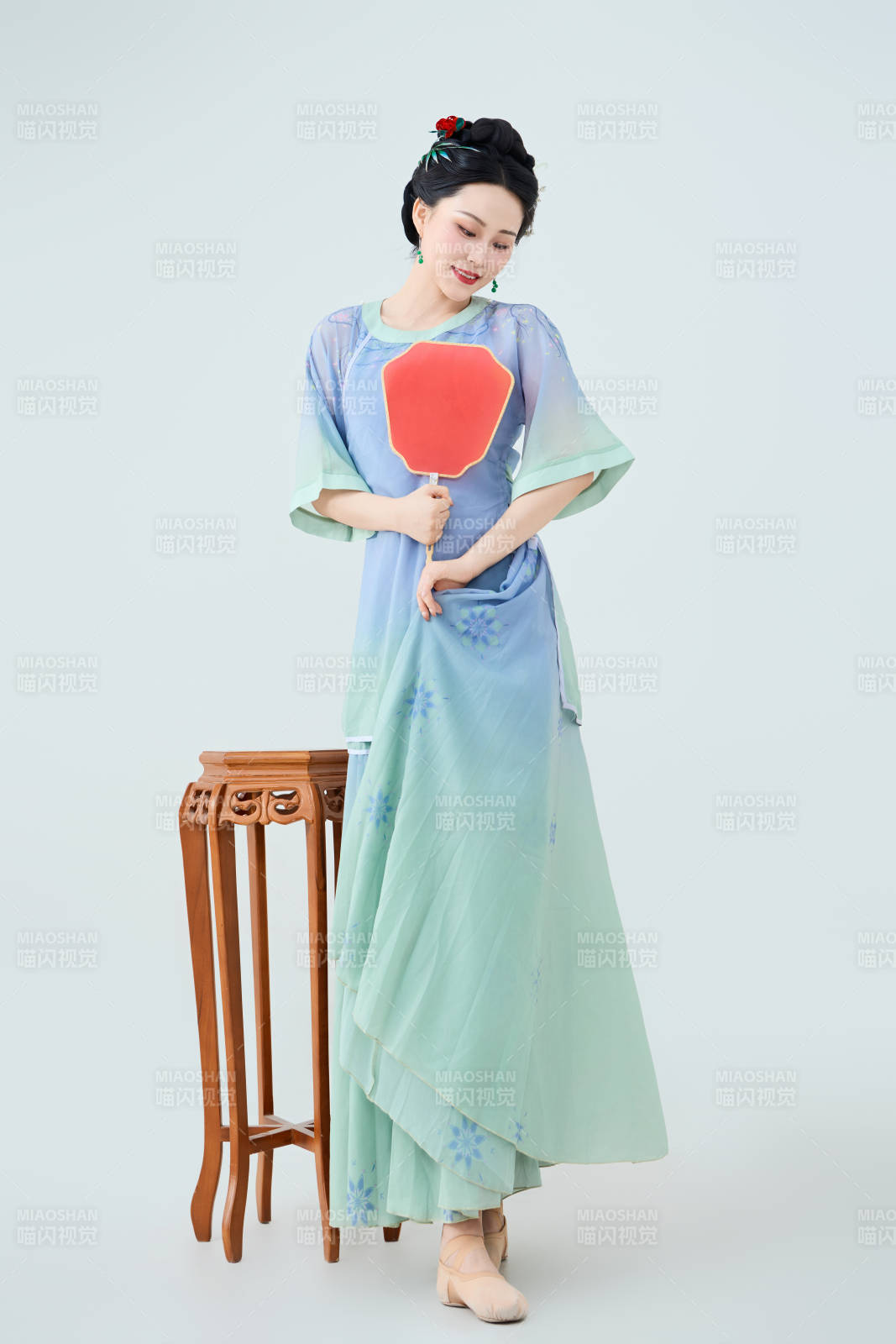 穿着中式古典服饰表演古典舞的美丽舞者