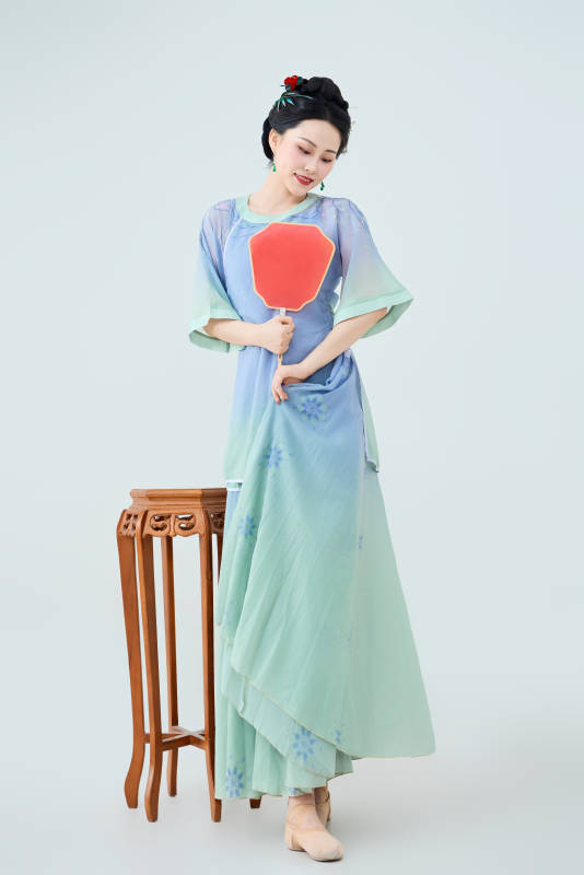 穿着中式古典服饰表演古典舞的美丽舞者