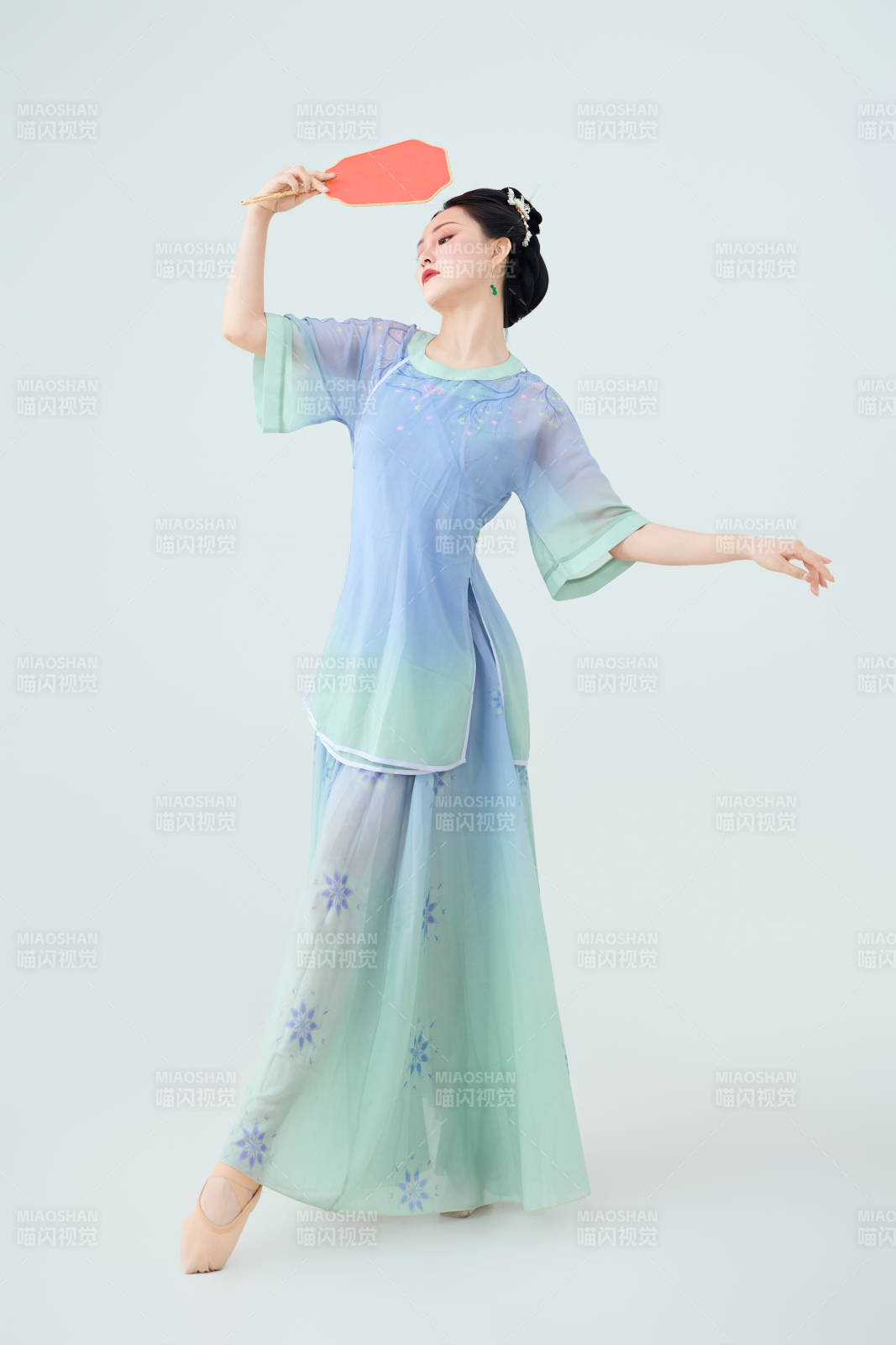 穿着中式古典服饰表演古典舞的美丽舞者