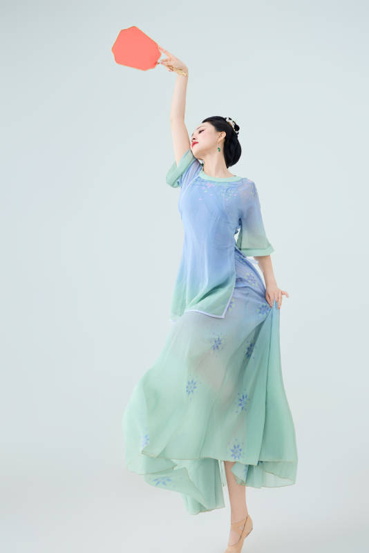 穿着中式古典服饰表演古典舞的美丽舞者