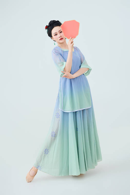 穿著中式古典服飾表演古典舞的美麗舞者