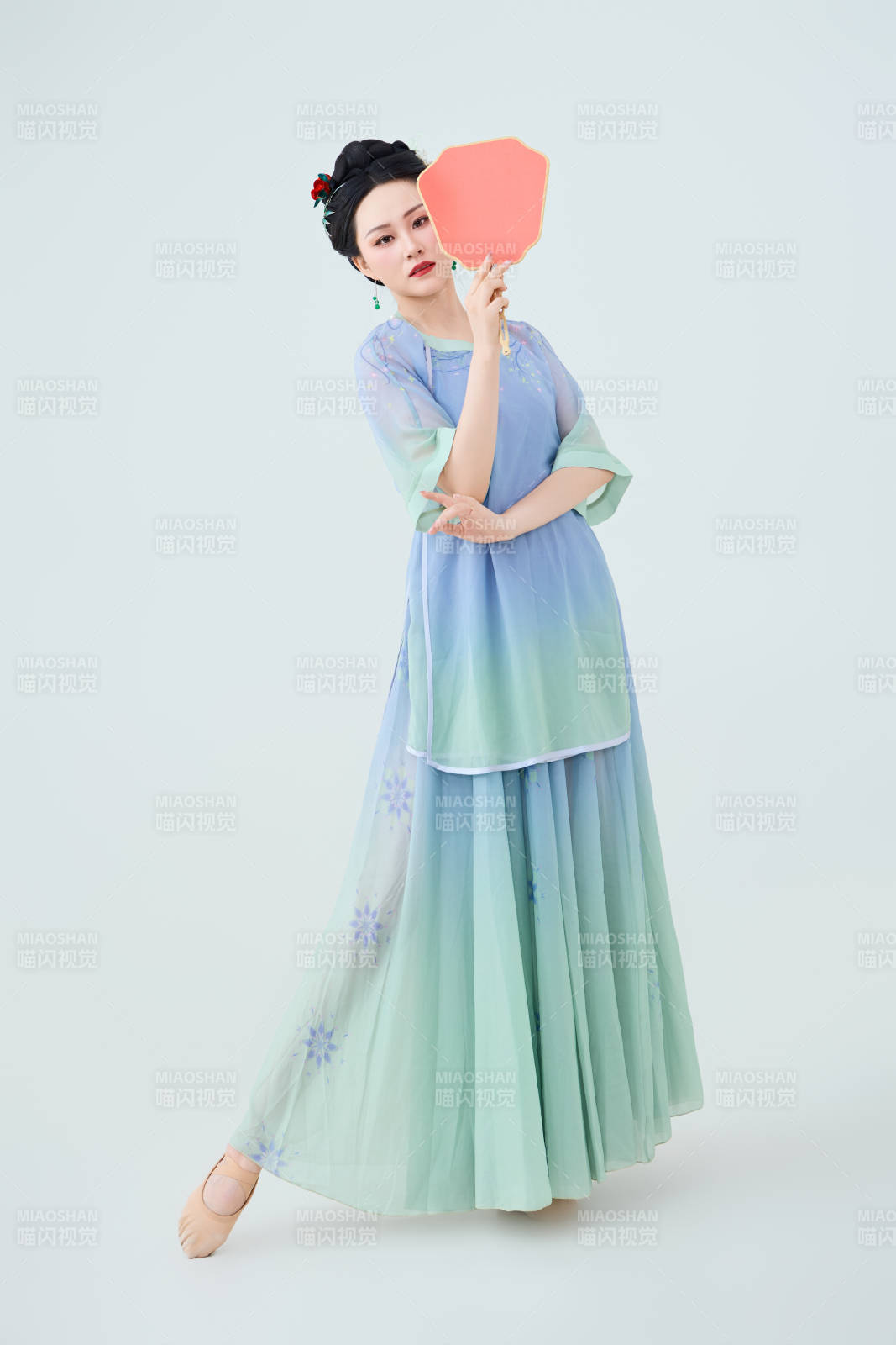 穿着中式古典服饰表演古典舞的美丽舞者