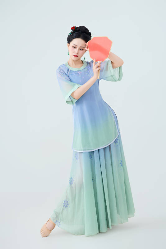 穿着中式古典服饰表演古典舞的美丽舞者