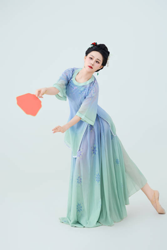 穿着中式古典服饰表演古典舞的美丽舞者