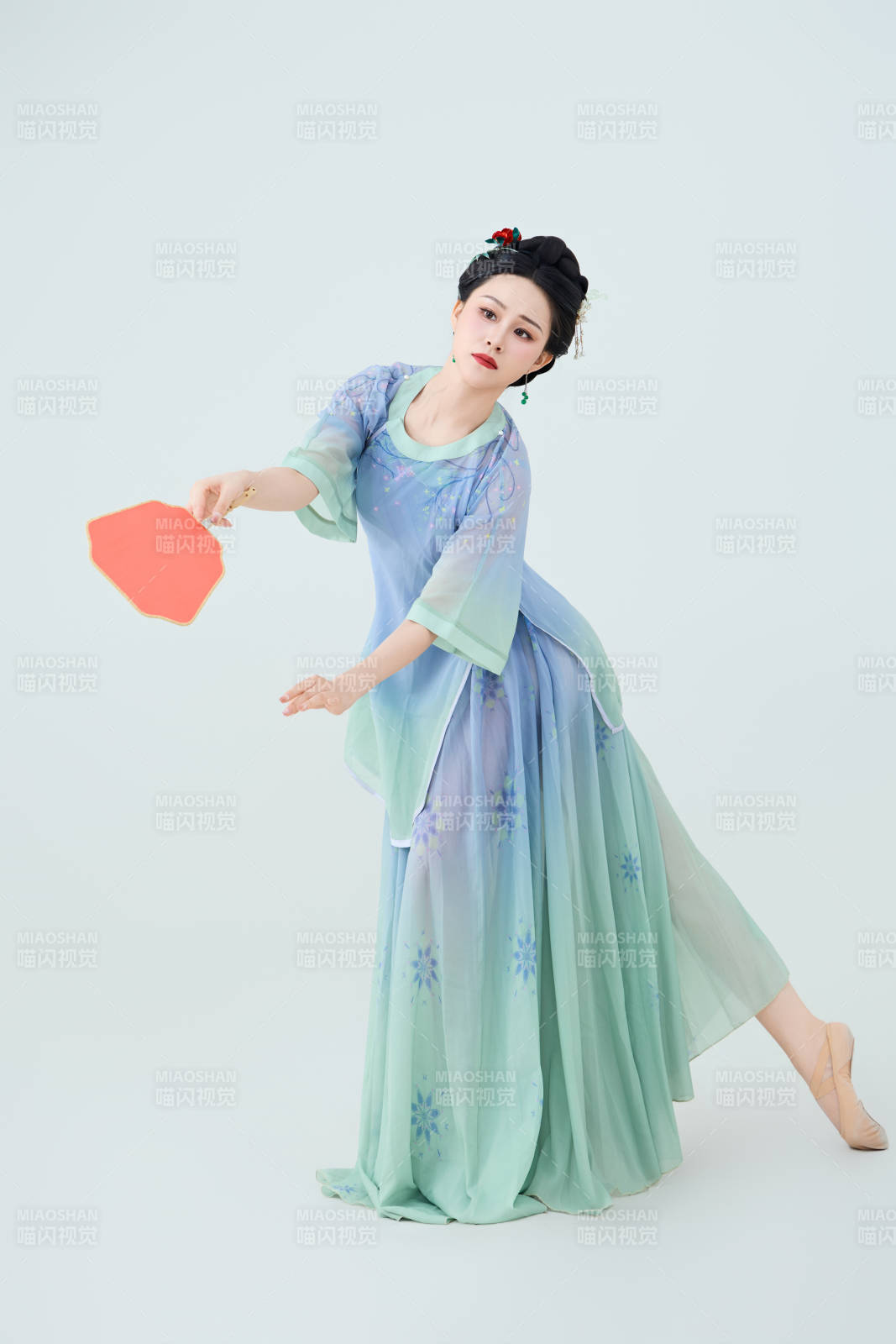 穿着中式古典服饰表演古典舞的美丽舞者