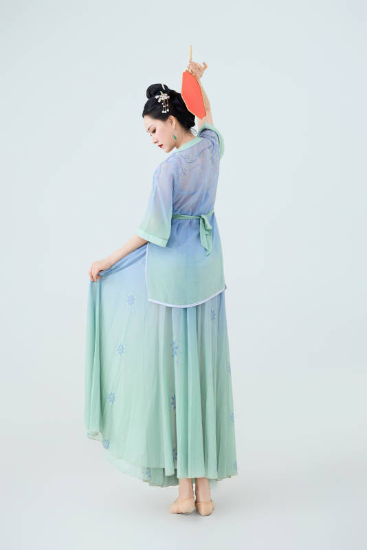 穿著中式古典服飾表演古典舞的美麗舞者