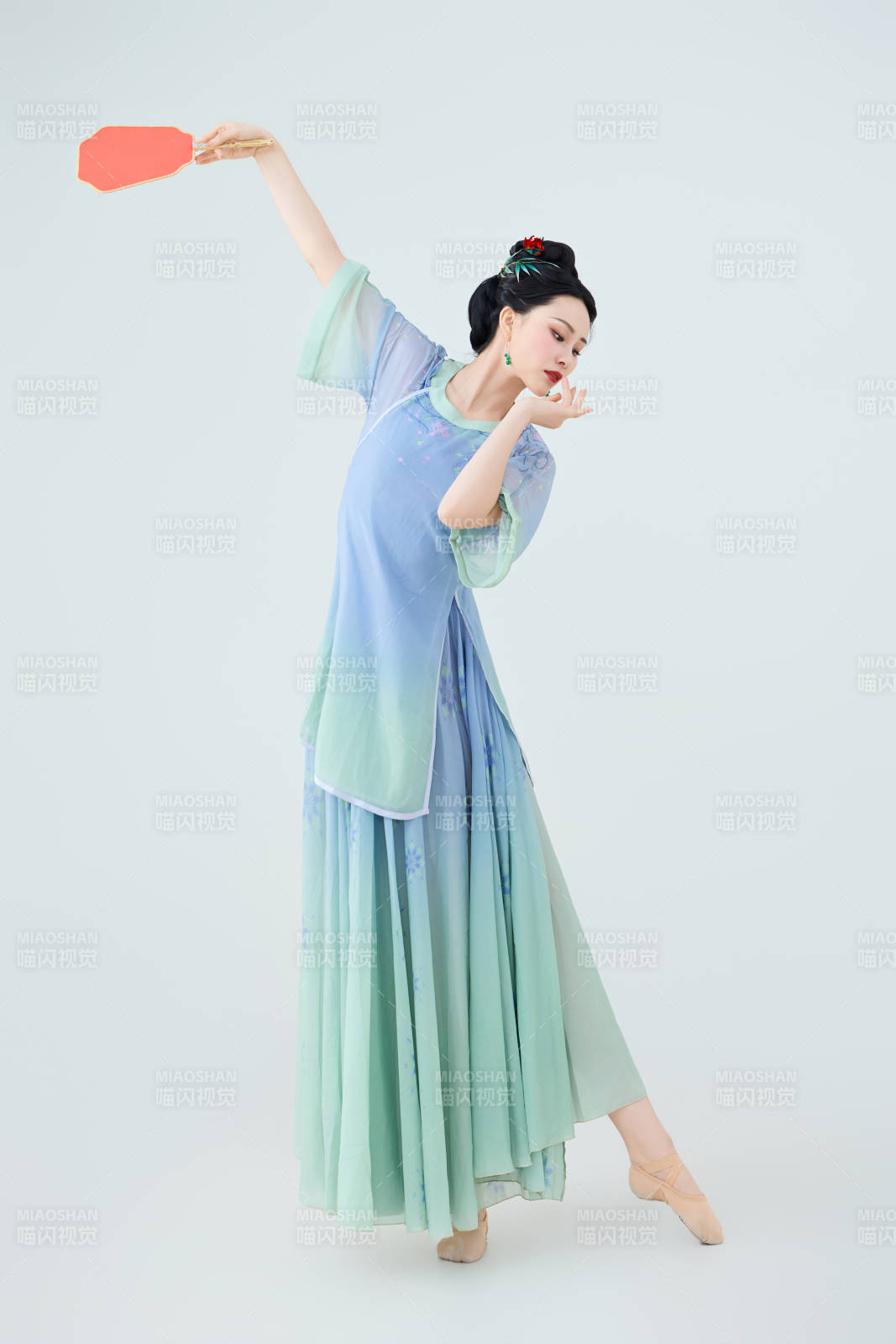 穿着中式古典服饰表演古典舞的美丽舞者