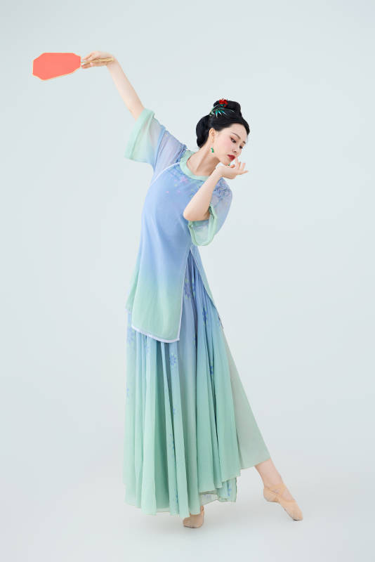 穿着中式古典服饰表演古典舞的美丽舞者