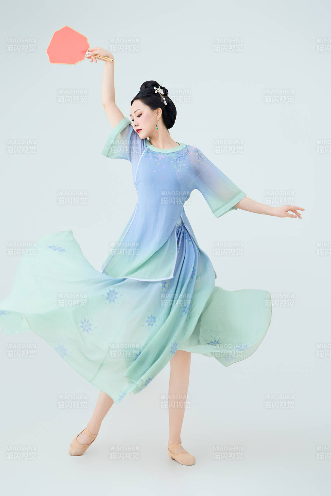 穿着中式古典服饰表演古典舞的美丽舞者