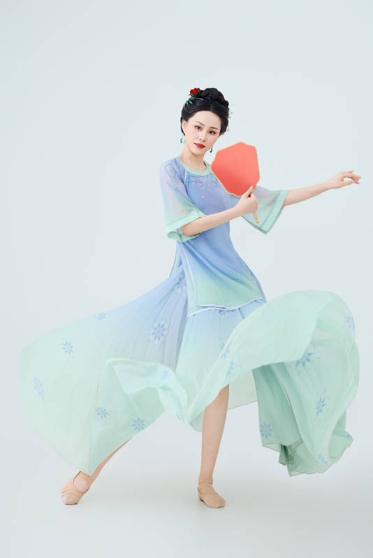 穿着中式古典服饰表演古典舞的美丽舞者