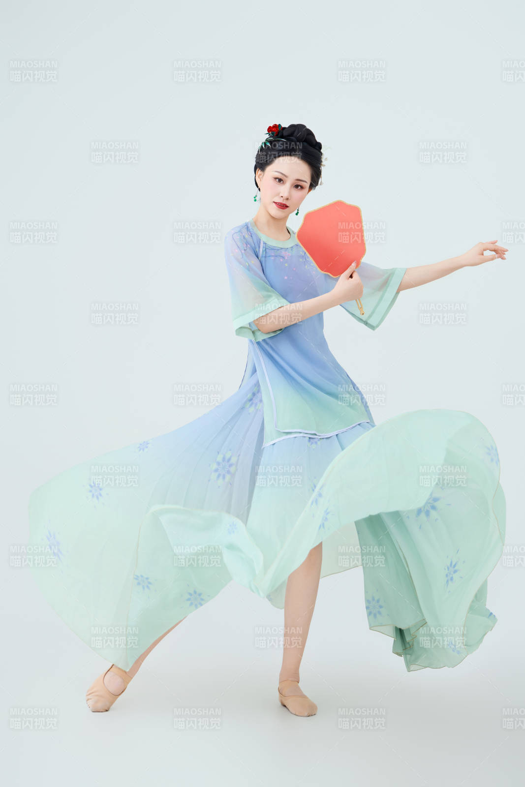 穿著中式古典服飾表演古典舞的美麗舞者